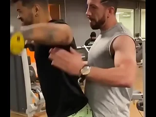 Varied trainer de bermuda tactel sarrando o pau no aluno gay | Tactefilia Na Net